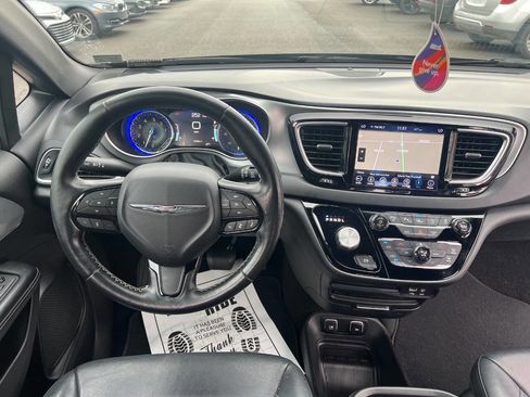 Used 2019 Chrysler Pacifica Touring-L image 19