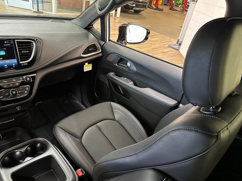 New 2026 Chrysler Pacifica Select image 13