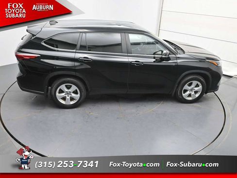 Used 2023 Toyota Highlander LE AWD/4WD image 29