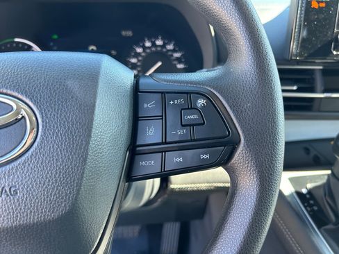 Used 2025 Toyota Sienna LE AWD/4WD image 14