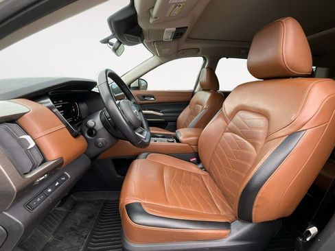 Used 2022 Nissan Pathfinder Platinum w/ Cargo Package image 9