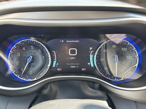 Used 2023 Chrysler Pacifica Touring-L FWD image 18