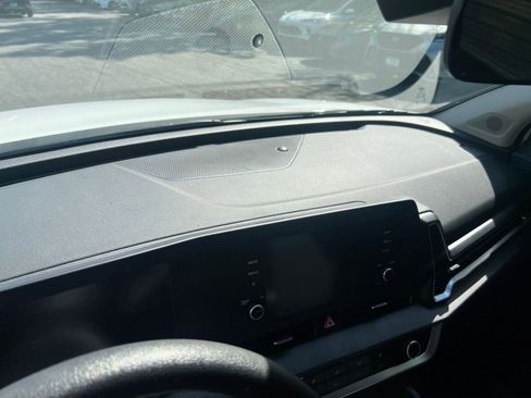 Used 2025 Kia Sportage LX image 17