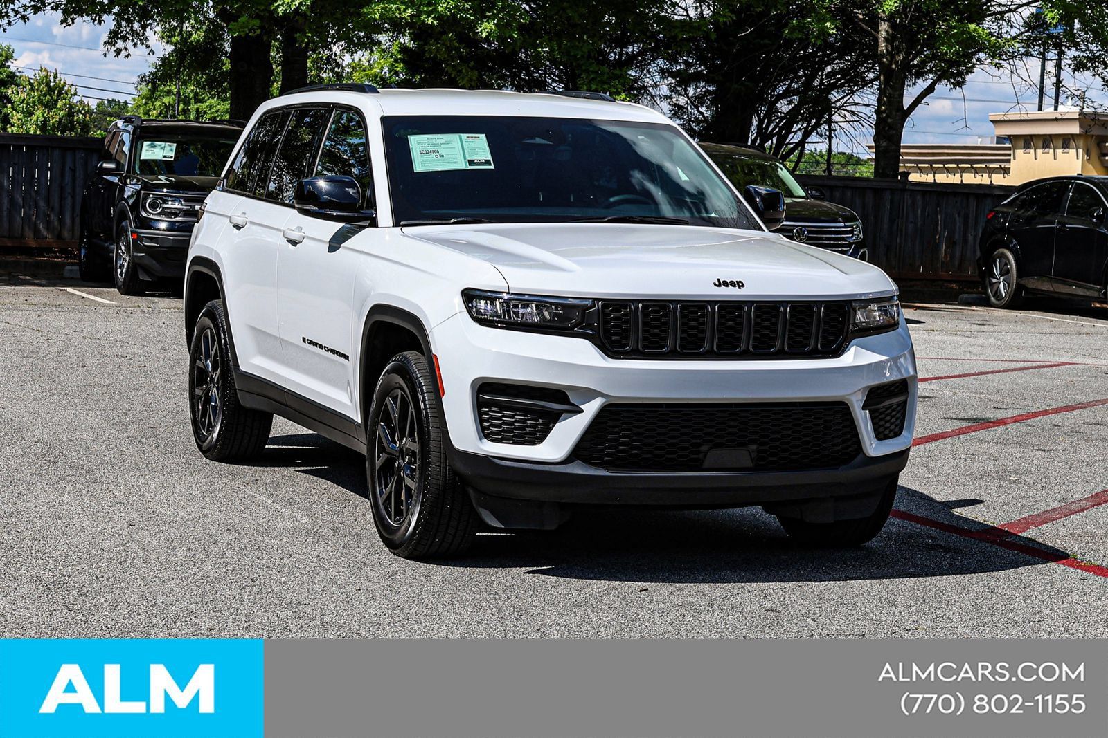 Used 2025 Jeep Grand Cherokee Altitude AWD/4WD image 5