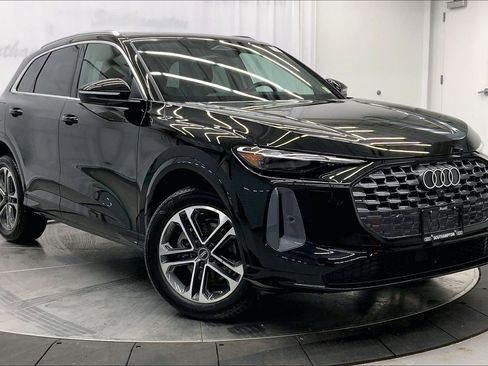 Certified 2025 Audi Q5 Premium w/ Convenience Package image 1