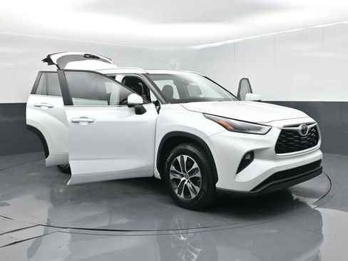 Used 2023 Toyota Highlander XLE FWD image 62