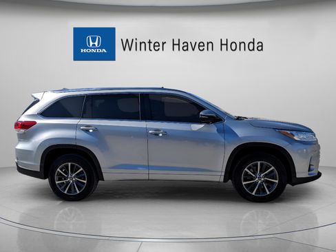 Used 2018 Toyota Highlander XLE image 9