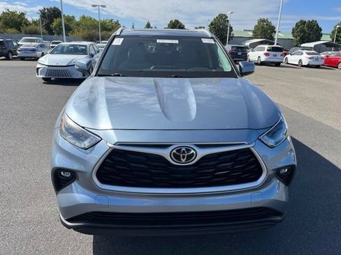 Used 2023 Toyota Highlander XLE AWD/4WD image 1