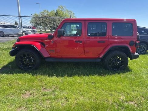 Used 2025 Jeep Wrangler Unlimited Sahara image 2