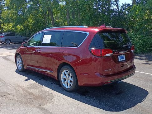 Used 2020 Chrysler Pacifica Touring-L w/ Tire & Wheel Group FWD image 5