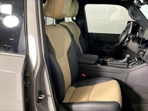 Used 2024 Lexus GX 550 AWD/4WD image 9