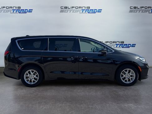 Used 2023 Chrysler Pacifica Touring-L image 4