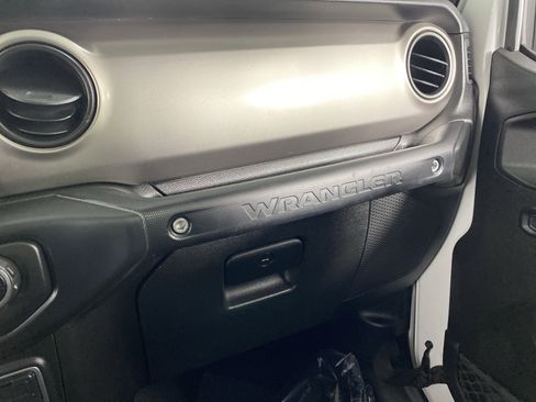 Used 2018 Jeep Wrangler Unlimited Sport S image 31