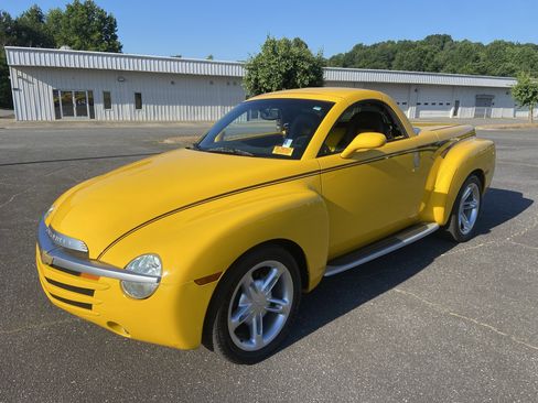 Used 2004 Chevrolet SSR w/ Preferred Equipment Group RWD image 1
