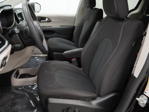 Used 2023 Chrysler Voyager LX image 18