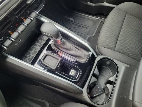 Used 2024 Chevrolet Colorado LT RWD image 18