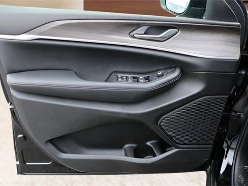 New 2026 Jeep Grand Cherokee Altitude image 10