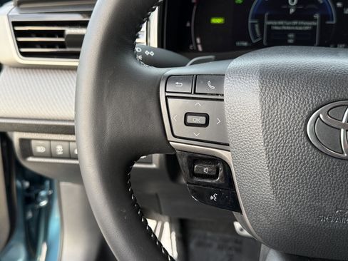 Used 2025 Toyota Camry SE image 21