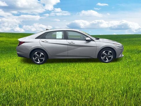 Used 2023 Hyundai Elantra SEL w/ Convenience Package FWD image 4