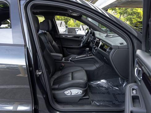 Certified 2023 Porsche Macan AWD/4WD image 57
