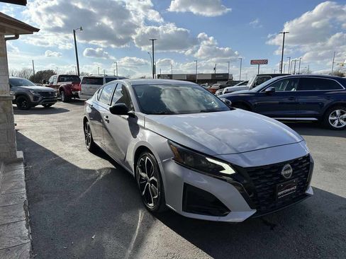 Used 2023 Nissan Altima 2.5 SR w/ SR Premium Package image 4