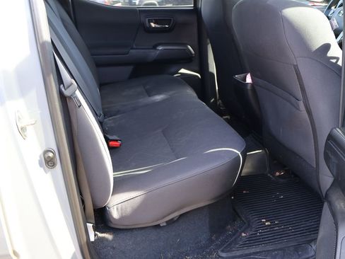 Used 2018 Toyota Tacoma TRD Off-Road w/ Technology Package image 9