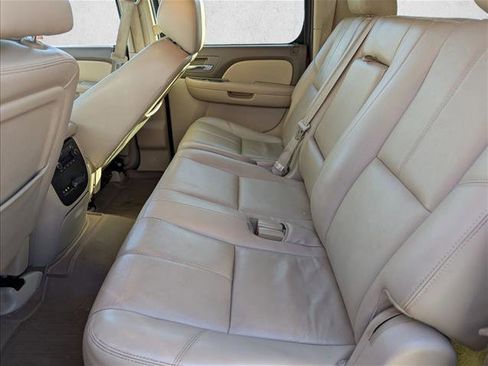 Used 2014 Chevrolet Suburban LT image 21