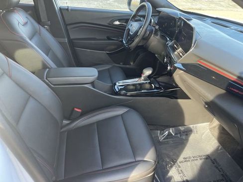 Used 2024 Chevrolet Trax RS w/ Sunroof Package image 17