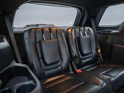 Used 2017 Ford Explorer XLT w/ Equipment Group 202A AWD/4WD image 34