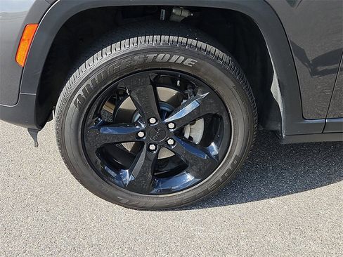 Used 2023 Jeep Grand Cherokee Altitude image 7