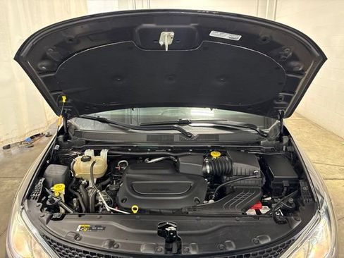 Used 2020 Chrysler Pacifica Touring-L FWD image 8
