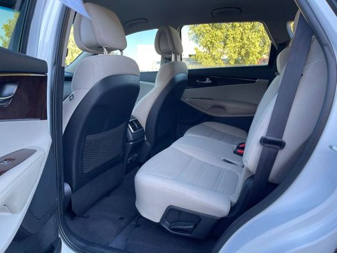 Used 2016 Kia Sorento LX w/ LX Convenience Package image 17