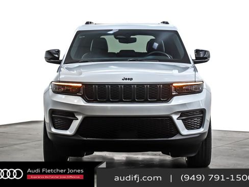Used 2022 Jeep Grand Cherokee Altitude image 3