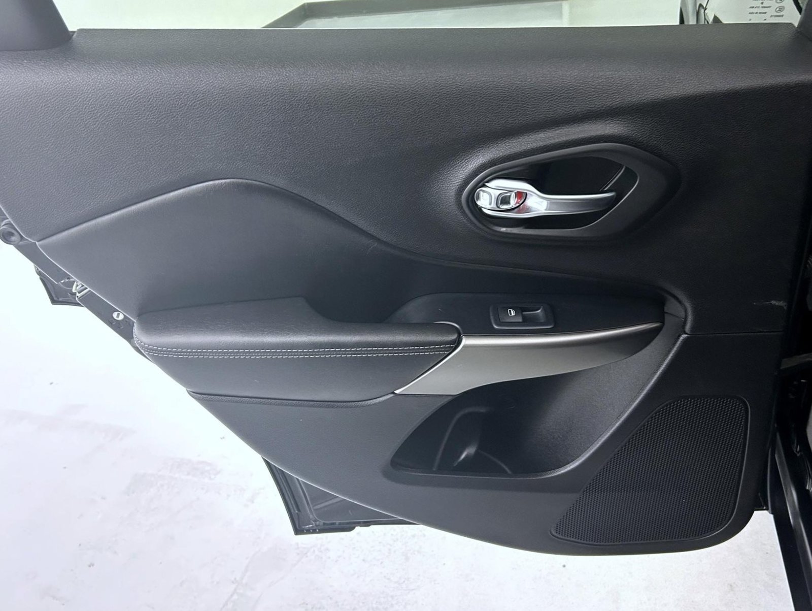 Used 2019 Jeep Cherokee Limited AWD/4WD image 20