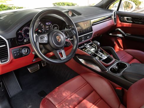Certified 2023 Porsche Cayenne Turbo AWD/4WD image 3