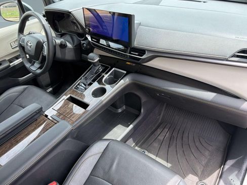 Used 2025 Toyota Sienna Platinum FWD image 28