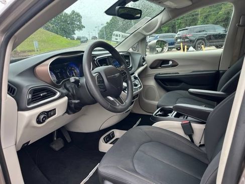 Used 2018 Chrysler Pacifica Touring Plus FWD image 6