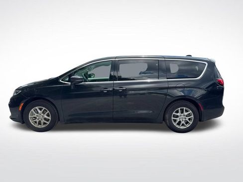 Used 2024 Chrysler Pacifica Touring-L FWD image 3