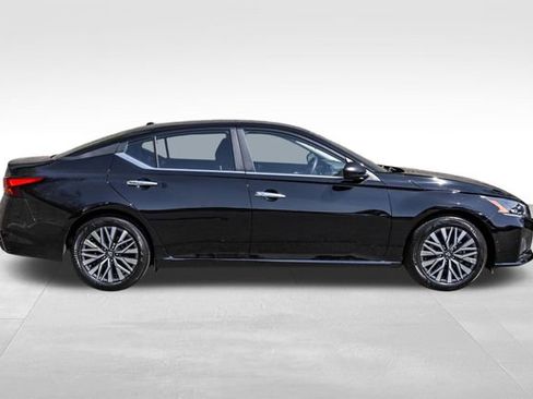 Used 2025 Nissan Altima 2.5 SV FWD image 4