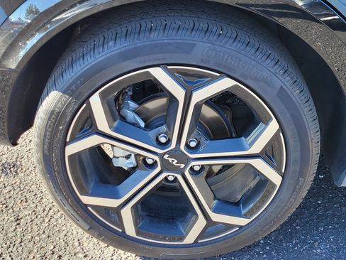 Used 2023 Kia Niro SX Touring image 18