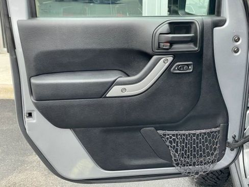 Used 2017 Jeep Wrangler Unlimited Rubicon w/ Connectivity Group image 16