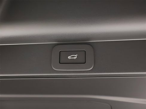 Certified 2025 Land Rover Range Rover SE image 18