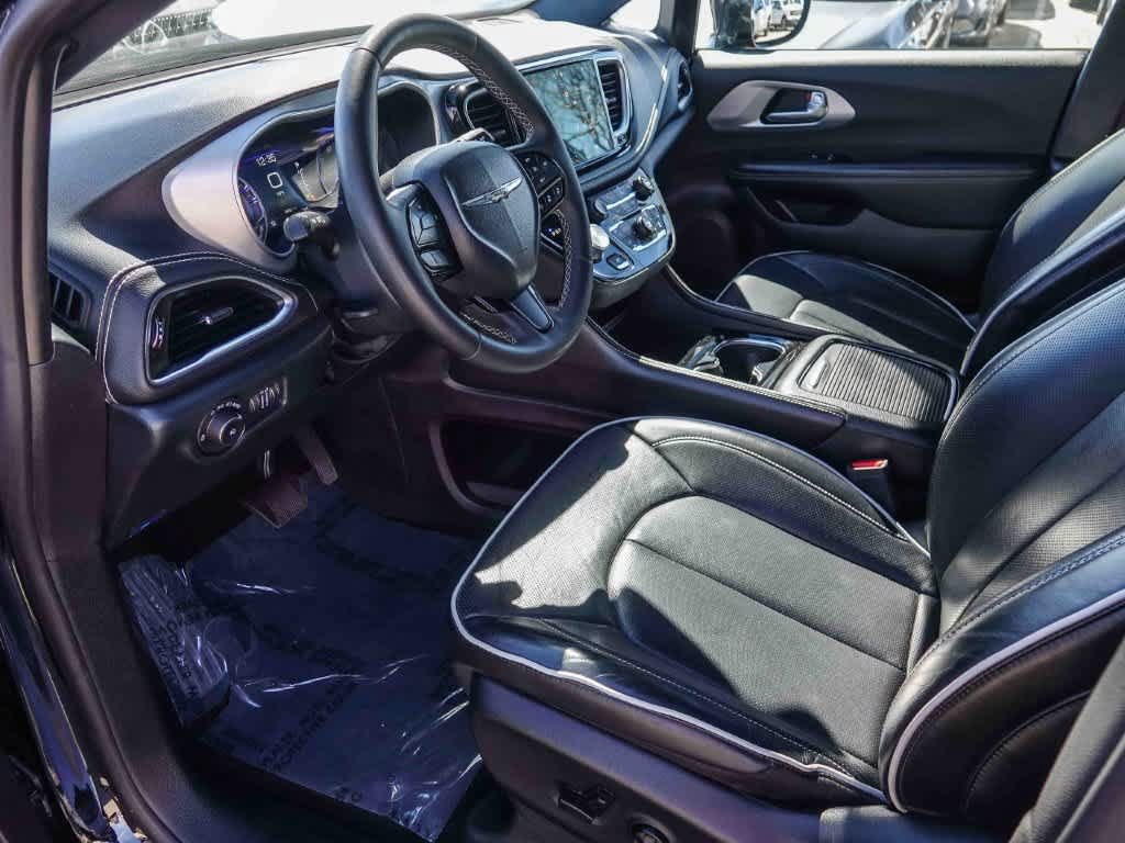 Used 2025 Chrysler Pacifica Limited FWD image 16