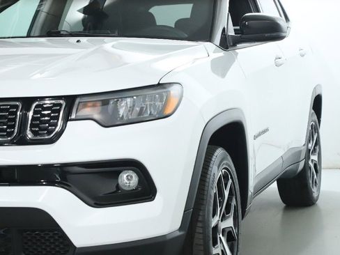 Used 2025 Jeep Compass Limited AWD/4WD image 4