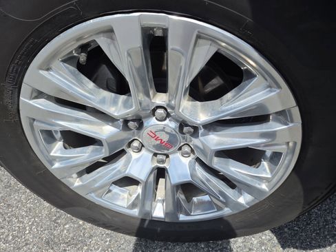 Used 2025 GMC Yukon XL Denali AWD/4WD image 14