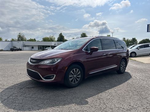 Used 2019 Chrysler Pacifica Touring-L Plus FWD image 9