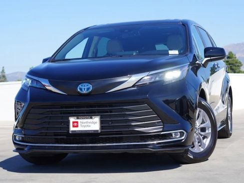 Used 2024 Toyota Sienna XLE FWD image 3