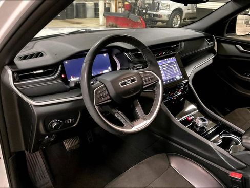 Used 2023 Jeep Grand Cherokee Altitude image 13