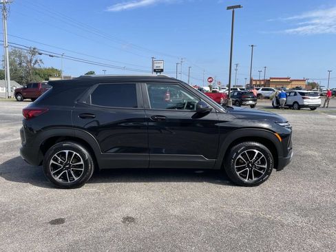 Used 2025 Chevrolet TrailBlazer LT AWD/4WD image 2