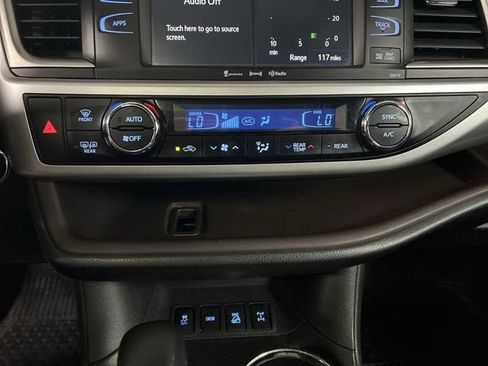 Used 2018 Toyota Highlander XLE AWD/4WD image 17